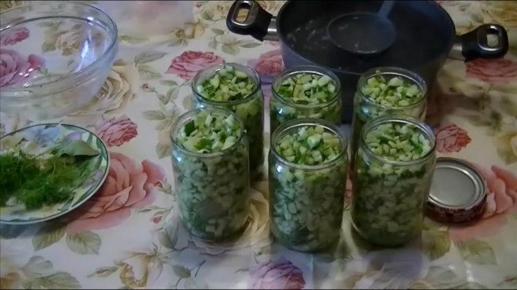 Prepara gli ingredienti per cucinare.