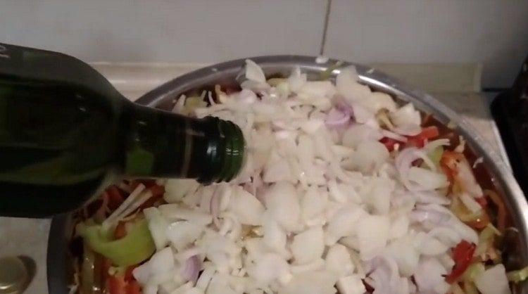 Aggiungi olio vegetale alle verdure, mescola.