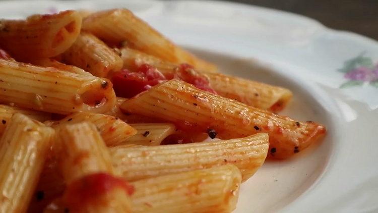 la pasta al pomodoro è pronta