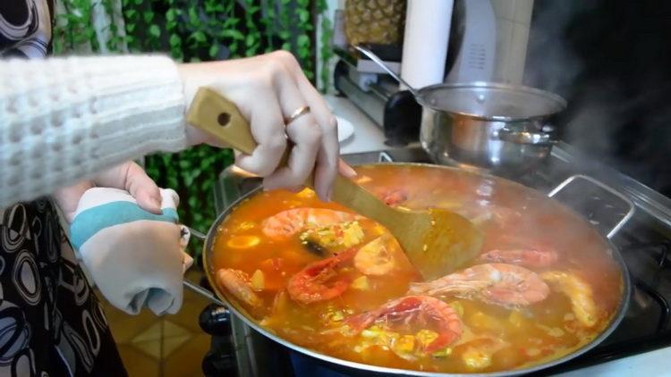 Prepara gli ingredienti per cucinare.