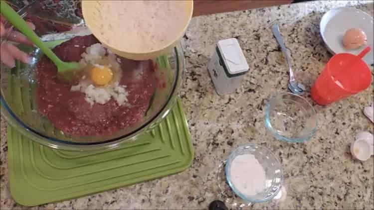 Prepara gli ingredienti per cucinare.