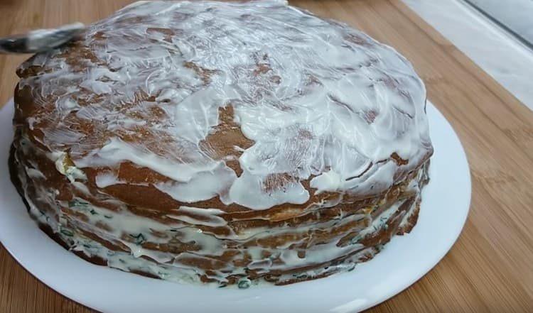 Ricopri la torta con maionese in cima