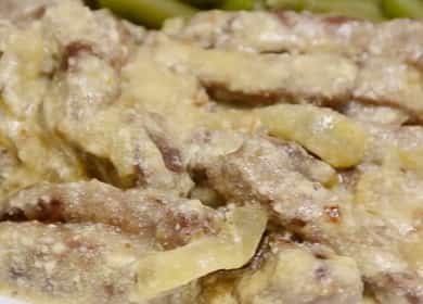 Fegato fritto delizioso in panna acida con le cipolle 🥣