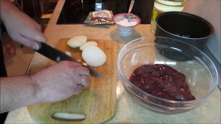 Prepara gli ingredienti per cucinare.