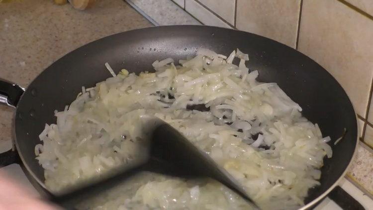 Prepara gli ingredienti per cucinare.