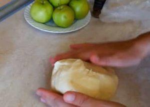 Delicato impasto per torta di mele