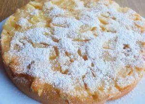 Torta di mele di versamento secondo una ricetta graduale con foto