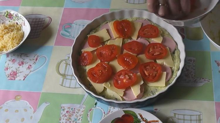 mettere la salsiccia e il formaggio sull'impasto