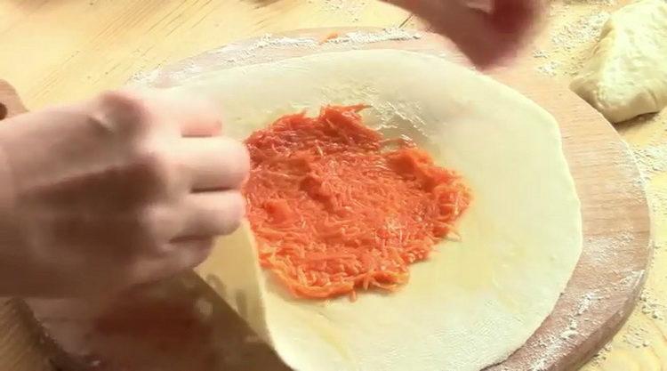 Per preparare il piatto, metti la zucca sull'impasto