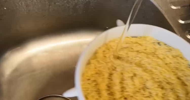 Risciacqua i cereali per cucinare