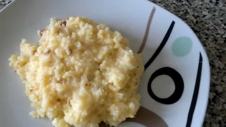 il porridge di miglio nel latte nel forno è pronto