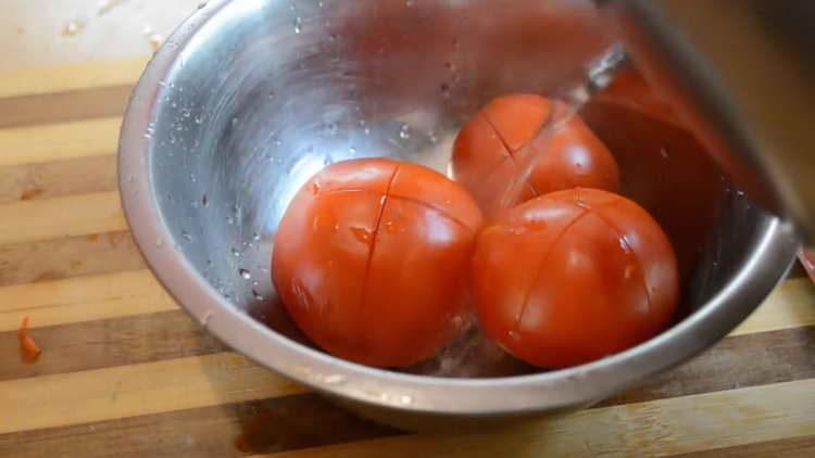 versare i pomodori con acqua bollente