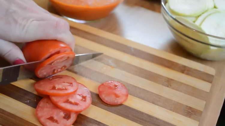 tagliare il pomodoro in cerchi