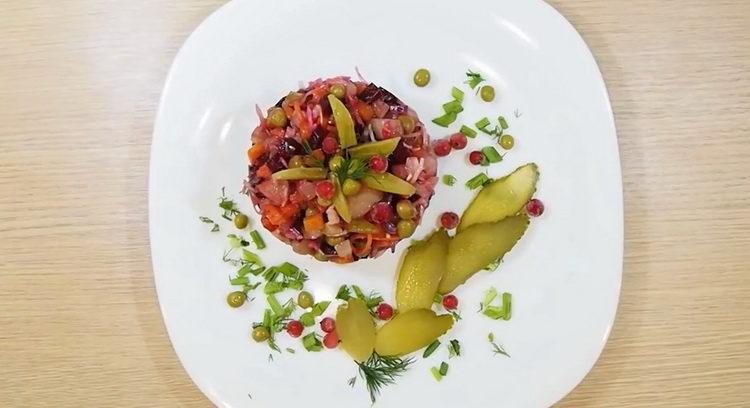 Vinaigrette classica con piselli e cavolo secondo una ricetta graduale con foto