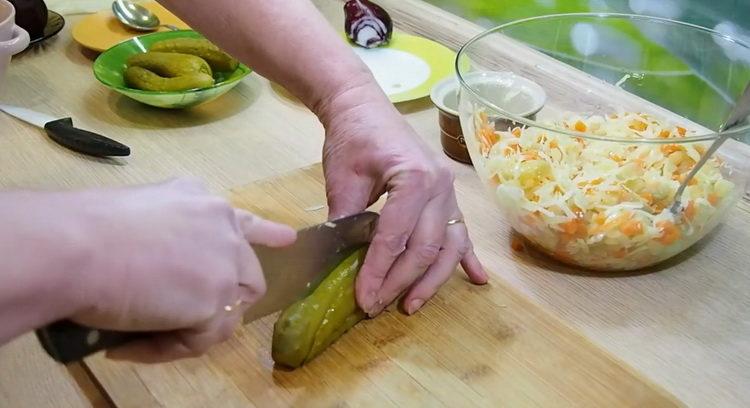 Per fare un'insalata, tagliare un cetriolo