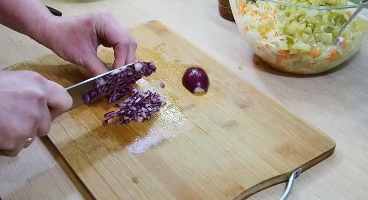 Per preparare un'insalata, tritare la cipolla