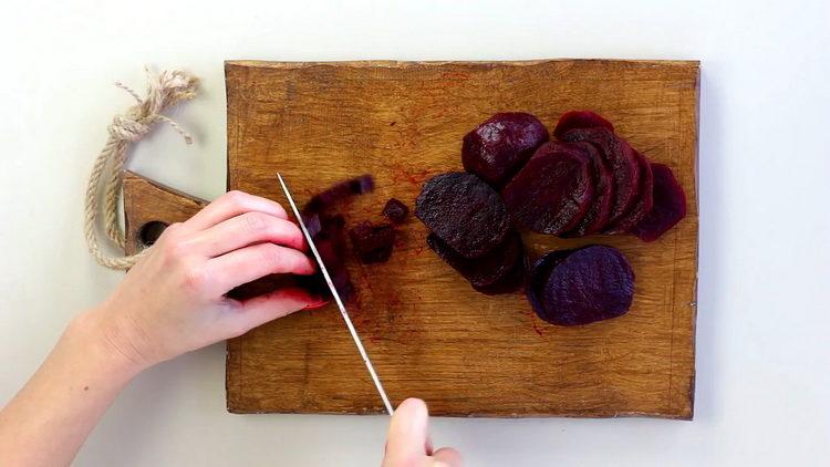 Prepara gli ingredienti per cucinare.