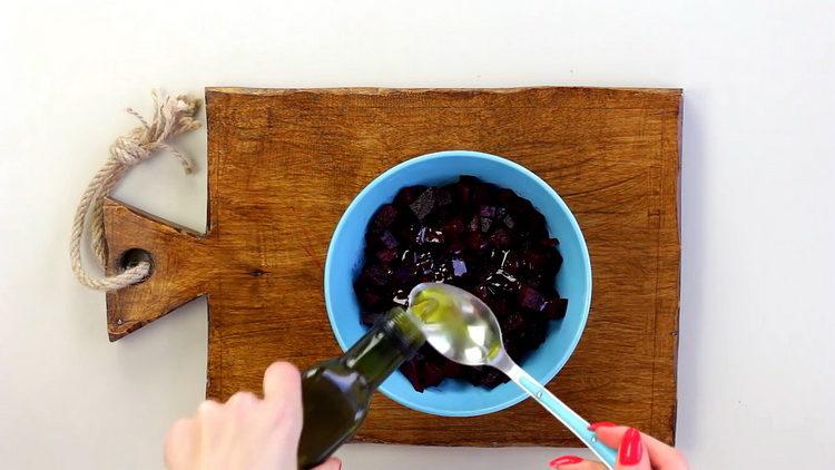 Per cucinare, tagliare la barbabietola