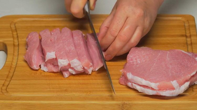 Per cucinare, tagliare la carne