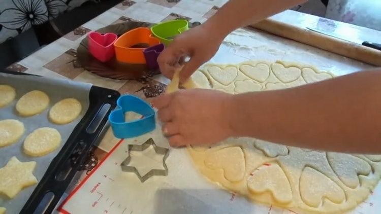 Prepara le formine per biscotti per fare i biscotti.