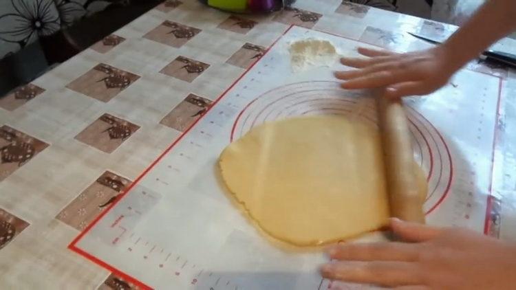 Stendi la pasta per fare i biscotti