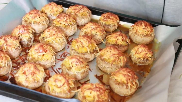 Funghi ripieni secondo una ricetta graduale con foto