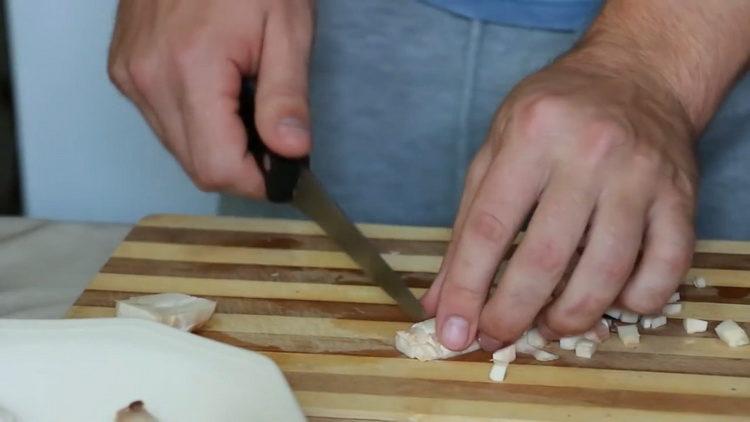 Prepara gli ingredienti per cucinare.