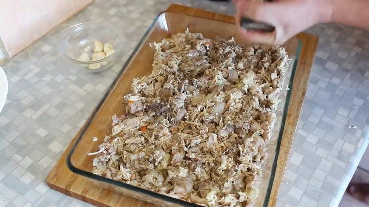 Metti la carne nella padella per preparare il piatto.