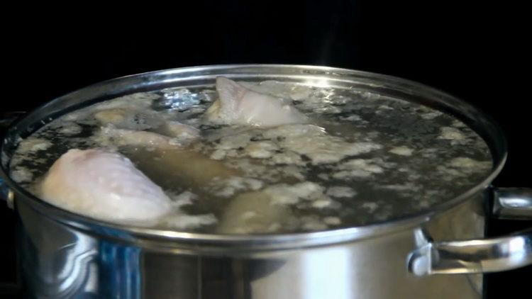 Prepara gli ingredienti per cucinare.