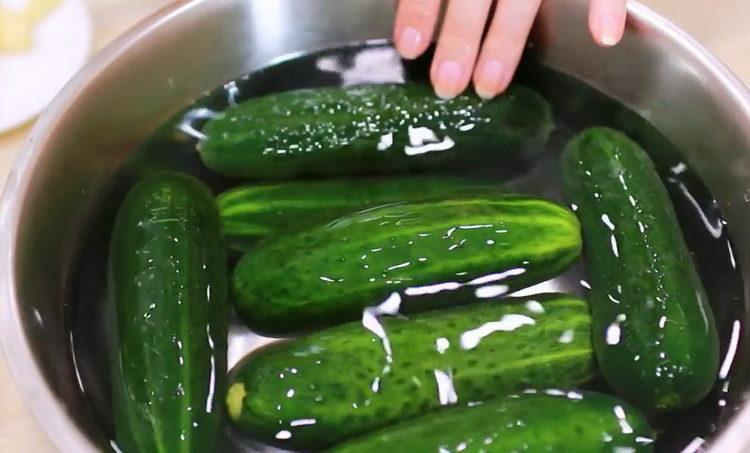 Cucinando su una ricetta semplice per i cetrioli croccanti