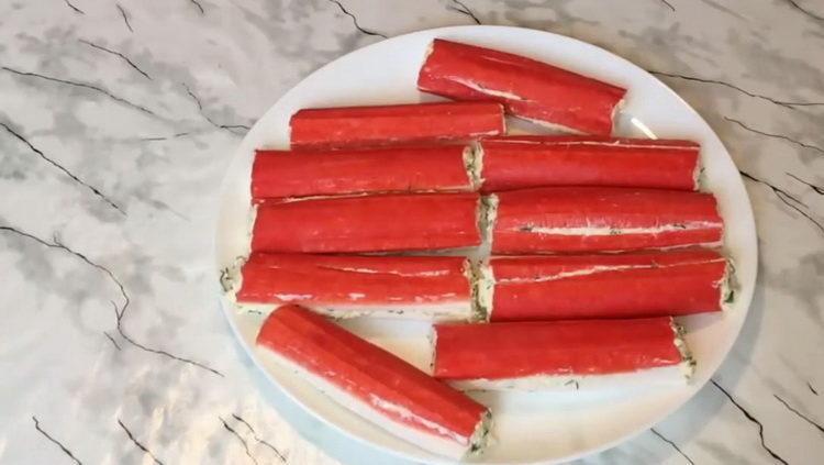 Prepara gli ingredienti per cucinare.