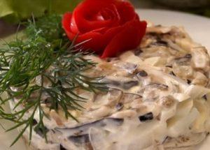 Insalata di melanzane con uovo secondo una ricetta graduale con foto