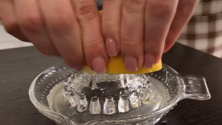 Spremi il succo di limone per preparare