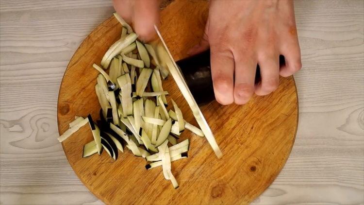 Cucinare l'insalata di melanzane con l'uovo