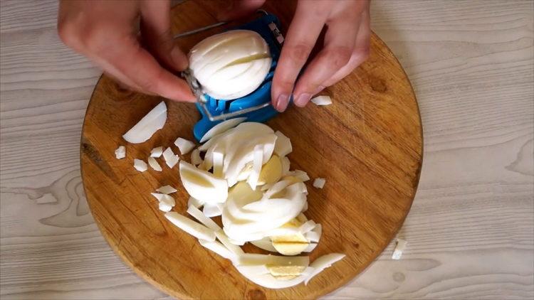 Tagliare le uova per fare un'insalata