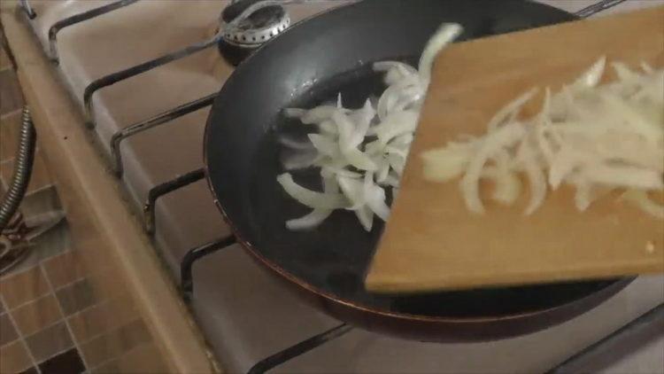 Prepara gli ingredienti per cucinare.