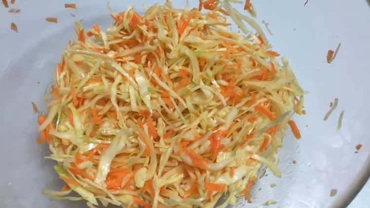 Insalata di cavolo con carote secondo una ricetta graduale con foto