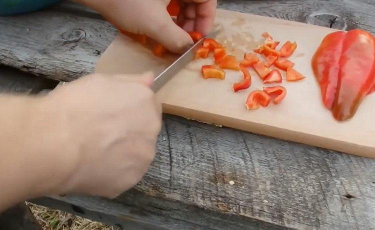 Prepara gli ingredienti per cucinare.