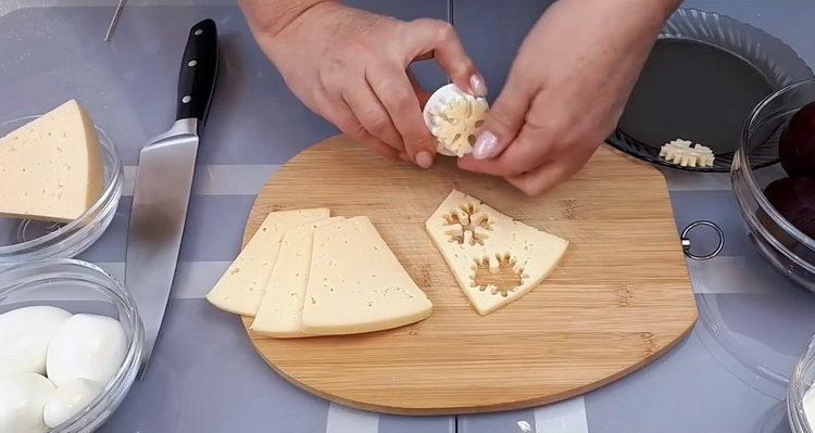 Cucinare l'insalata di barbabietole con aglio e formaggio