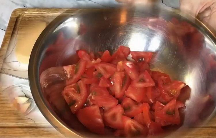 Per cucinare, tagliare i pomodori