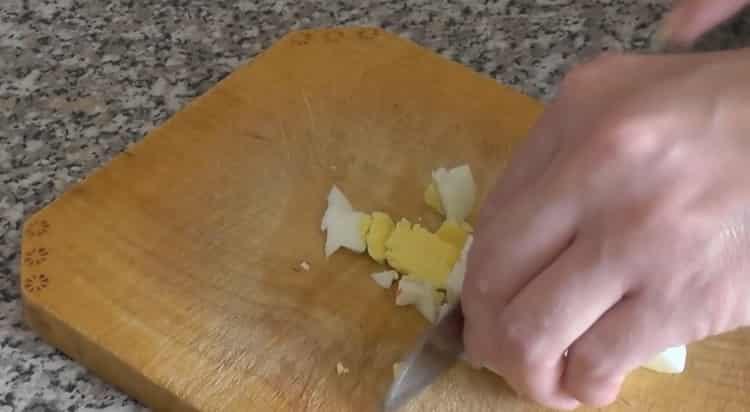 Prepara gli ingredienti per cucinare.