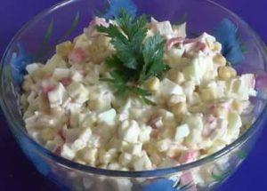 Insalata con bastoncini di granchio, mais e uova: una ricetta graduale con una foto