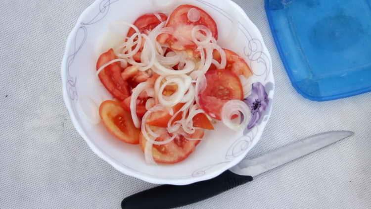 kamatis na salad na may mga sibuyas