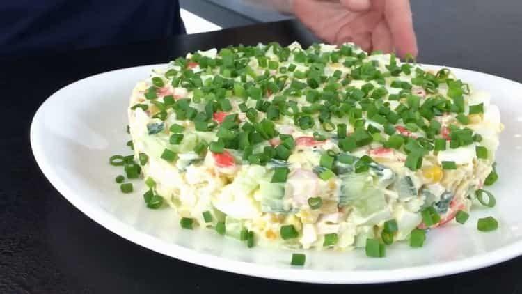 Insalata con bastoncini di granchio: una ricetta graduale con una foto