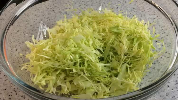 insalata pronta con bastoncini di granchio e cavolo