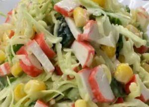 Come imparare a cucinare una deliziosa insalata con bastoncini di granchio e cavolo