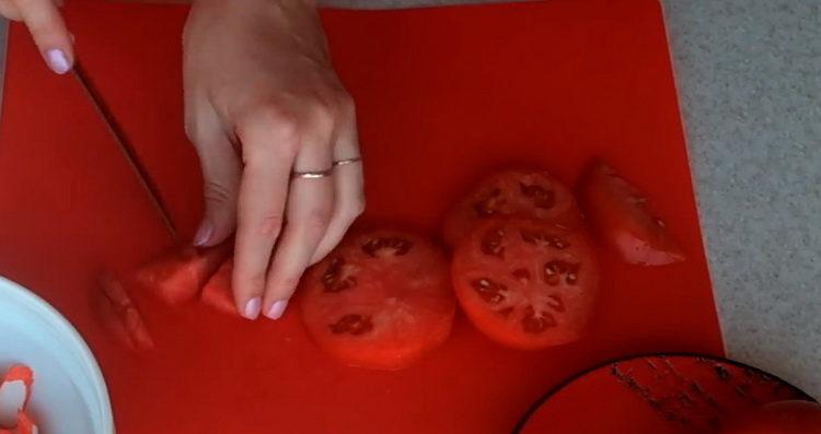 Prepara gli ingredienti per cucinare.