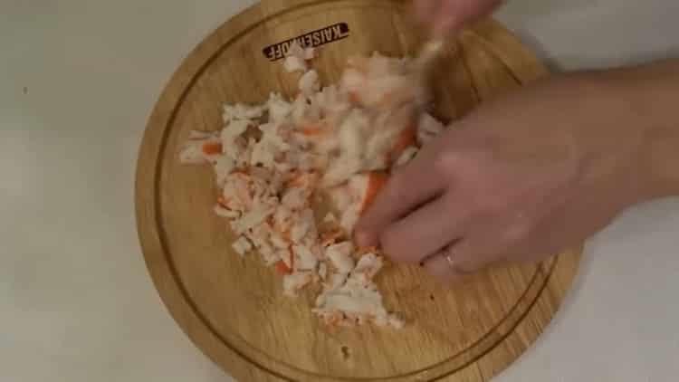 Preparare i bastoncini di granchio per cucinare