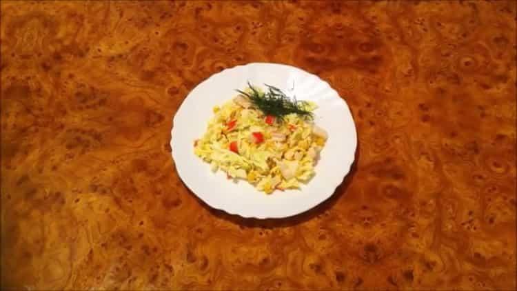 l'insalata con cavoli di Pechino e bastoncini di granchio è pronta