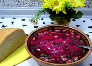 Zuppa fredda di barbabietole: una ricetta classica passo-passo con una foto